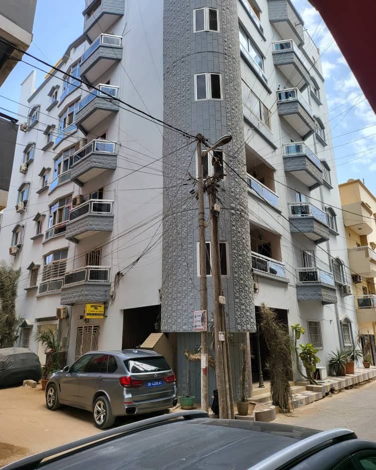 Photo de À VENDRE – IMMEUBLE DE 7 NIVEAUX DAKAR FOIRE